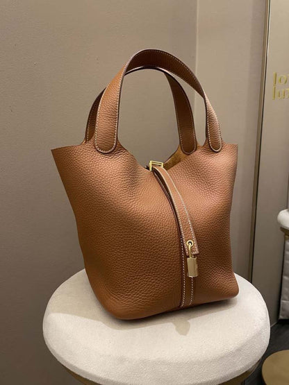 Vegan Leren Handtas – Tijdloze Bucket Bag met Gouden Accenten & Luxe Afwerking