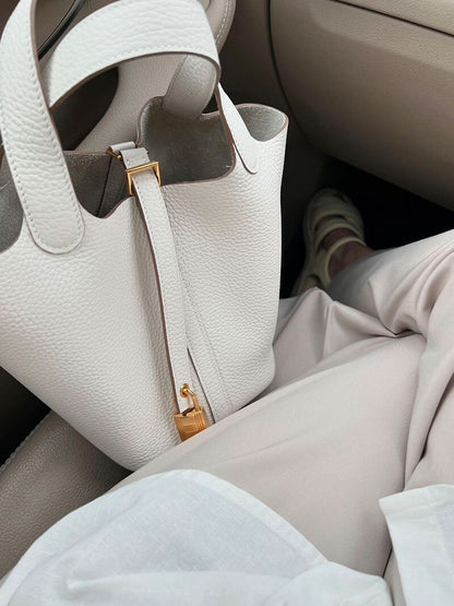Vegan Leren Handtas – Tijdloze Bucket Bag met Gouden Accenten & Luxe Afwerking