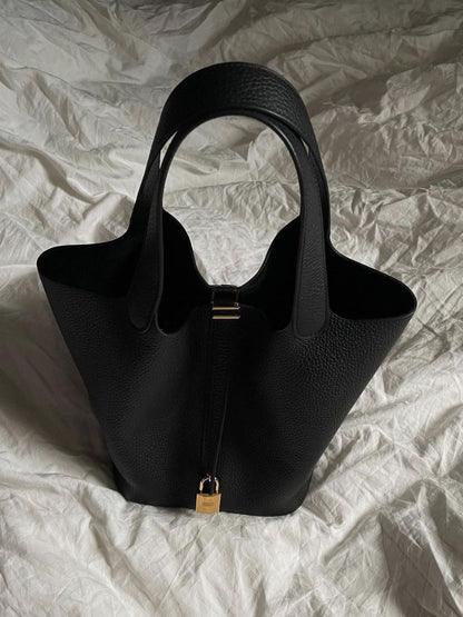 Vegan Leren Handtas – Tijdloze Bucket Bag met Gouden Accenten & Luxe Afwerking