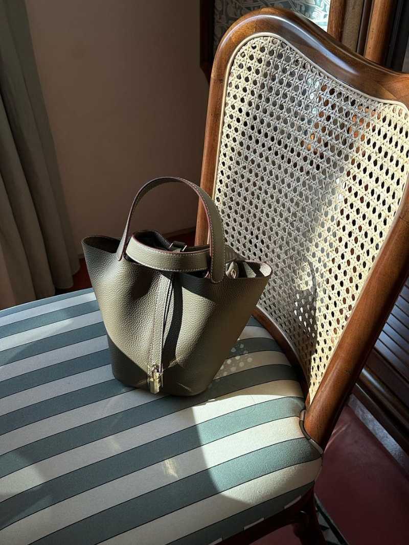 Vegan Leren Handtas – Tijdloze Bucket Bag met Gouden Accenten & Luxe Afwerking