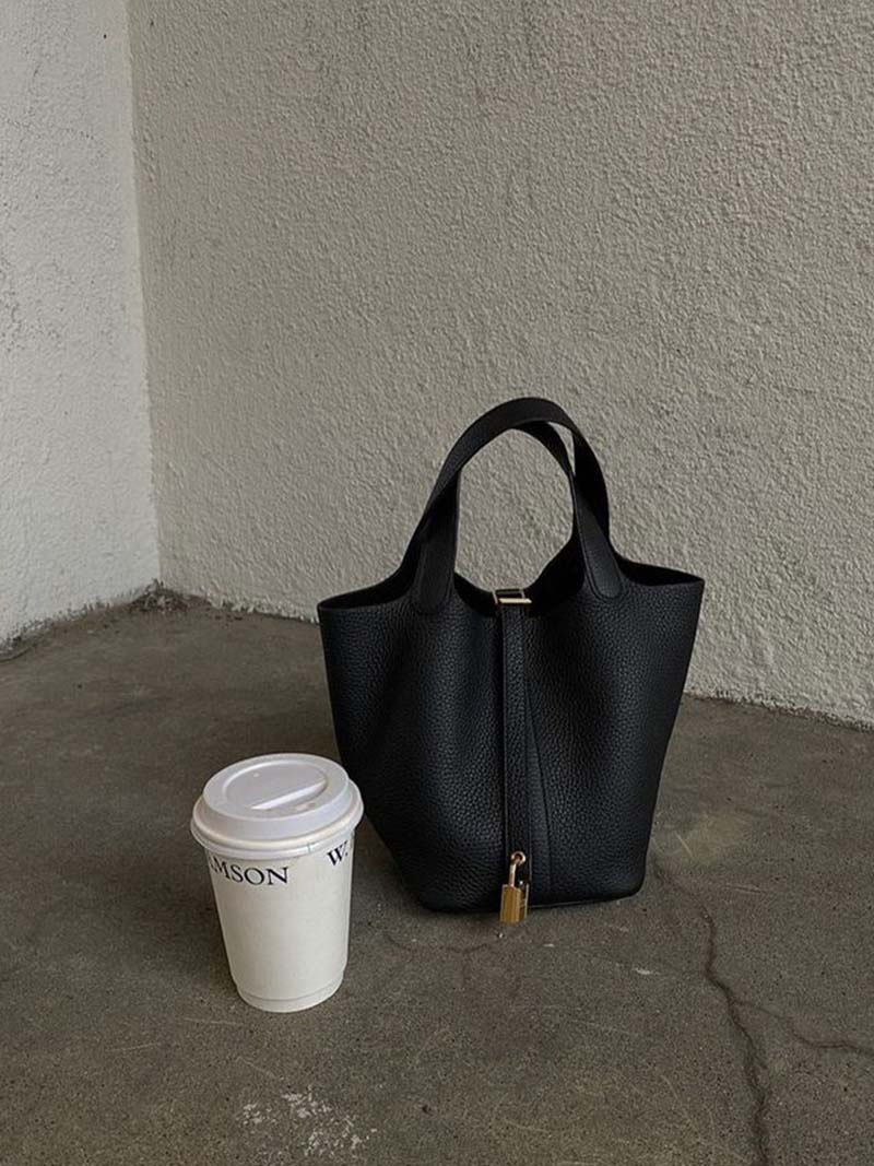 Vegan Leren Handtas – Tijdloze Bucket Bag met Gouden Accenten & Luxe Afwerking