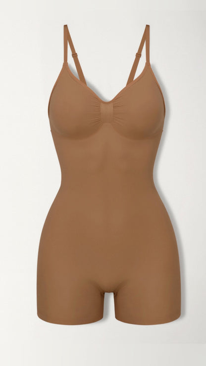 Chique bodysuit tot halverwege de dij met een strakke, figuurvriendelijke pasvorm