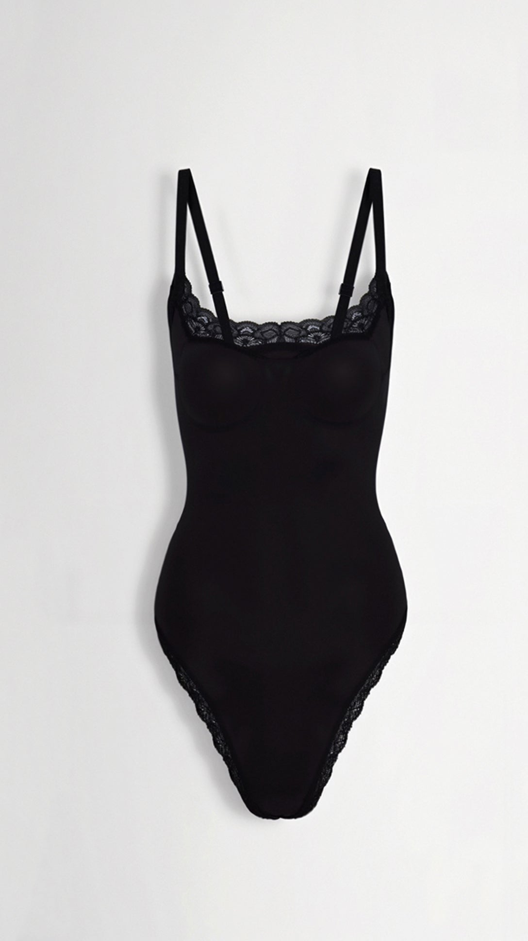 Zijdeachtig naadloze kanten stringbodysuit – ultra-flatterende pasvorm