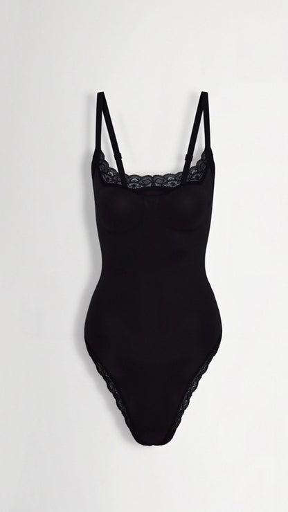 Zijdeachtig naadloze kanten stringbodysuit – ultra-flatterende pasvorm