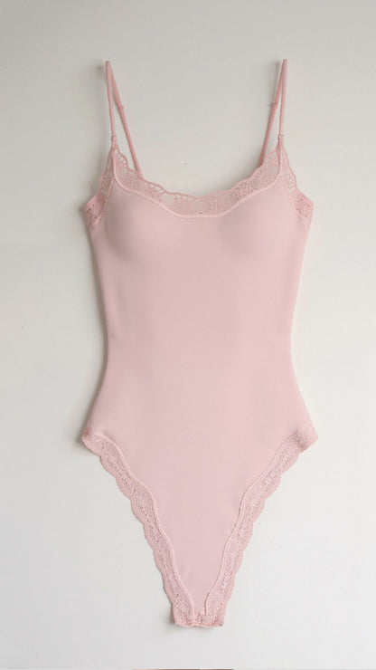 Zijdeachtig naadloze kanten stringbodysuit – ultra-flatterende pasvorm