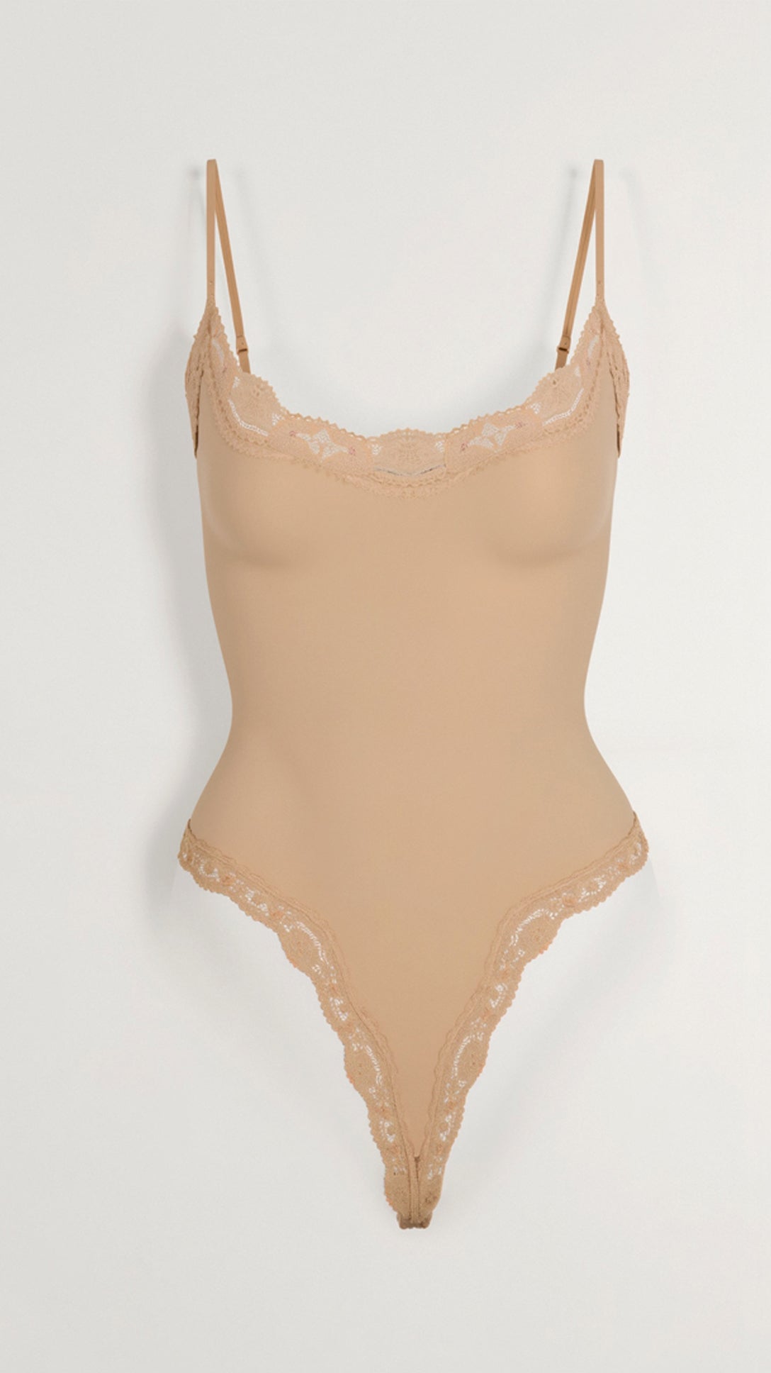 Zijdeachtig naadloze kanten stringbodysuit – ultra-flatterende pasvorm