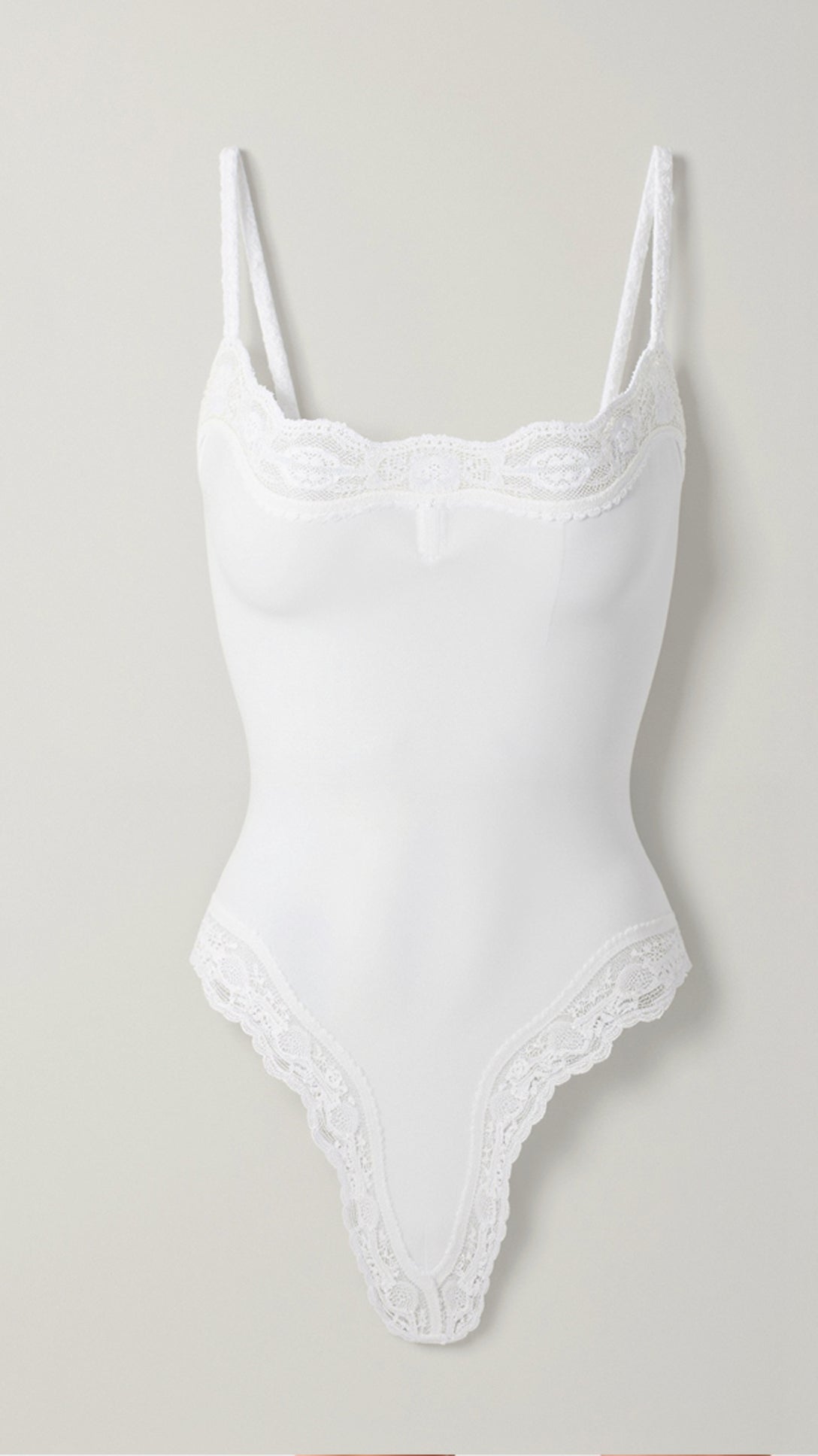 Zijdeachtig naadloze kanten stringbodysuit – ultra-flatterende pasvorm
