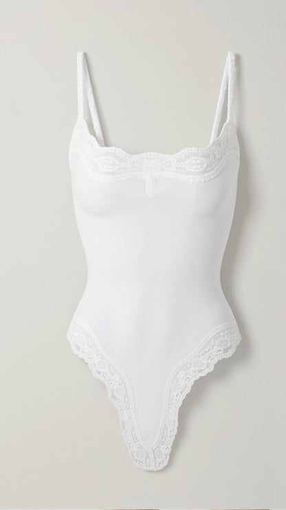 Zijdeachtig naadloze kanten stringbodysuit – ultra-flatterende pasvorm
